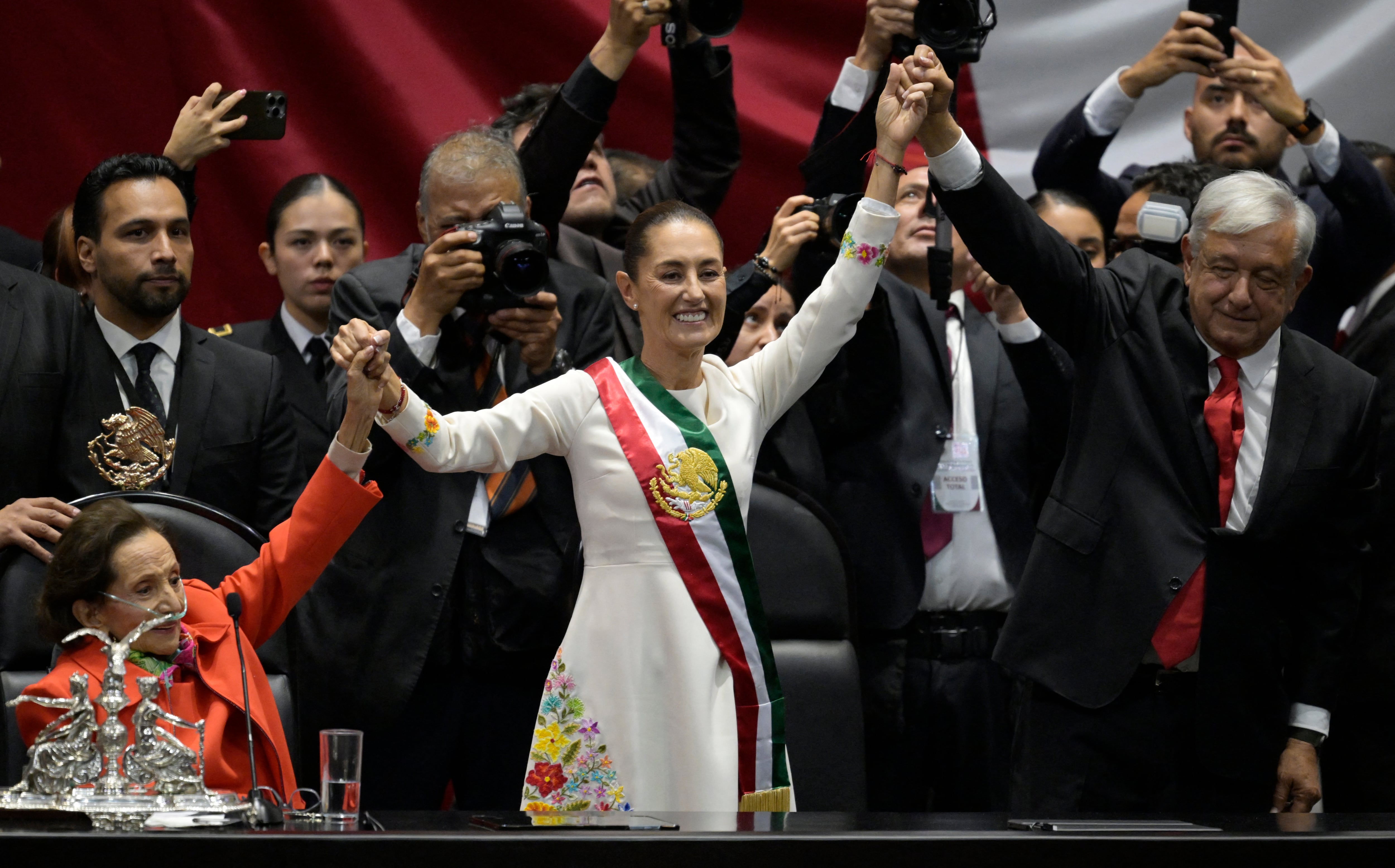 Ifigenia Martínez (izq) falleció a los 94 años, cuatro días después de la investidura de Claudia Sheinbaum.