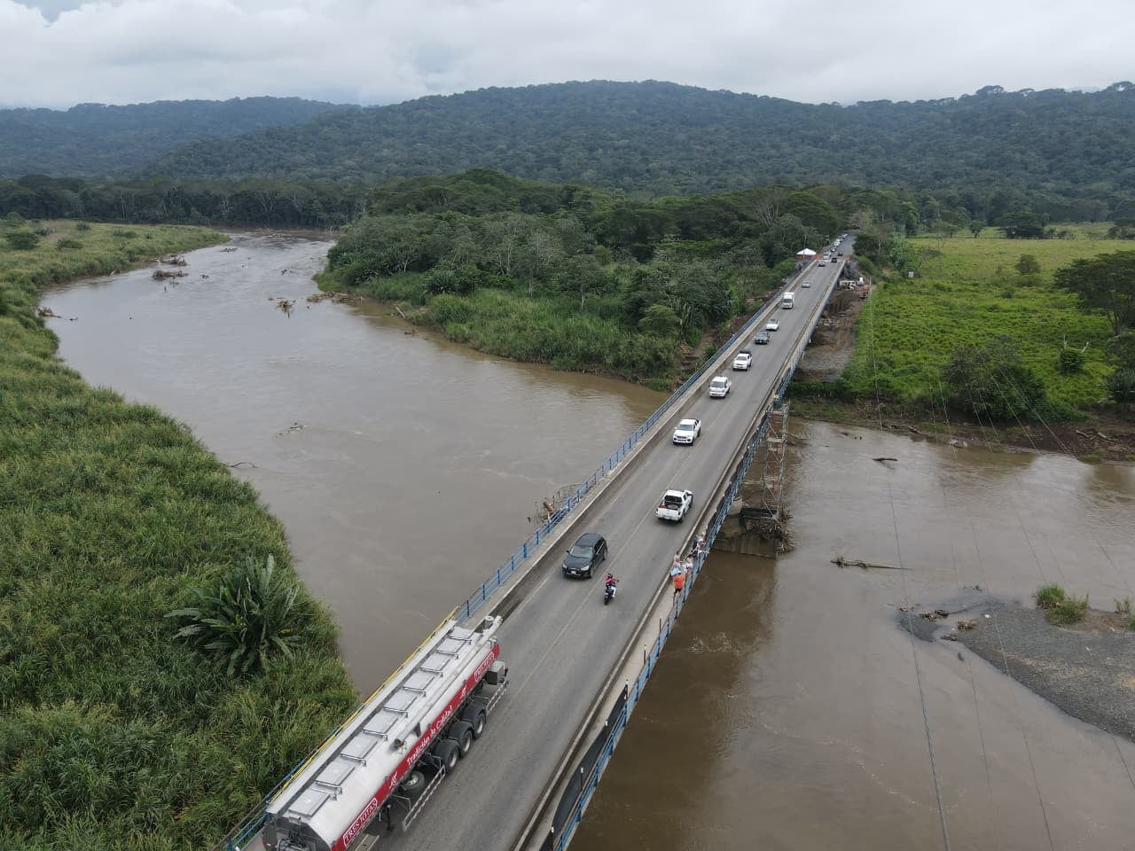 MOPT realiza obras en puente sobre río Tárcoles