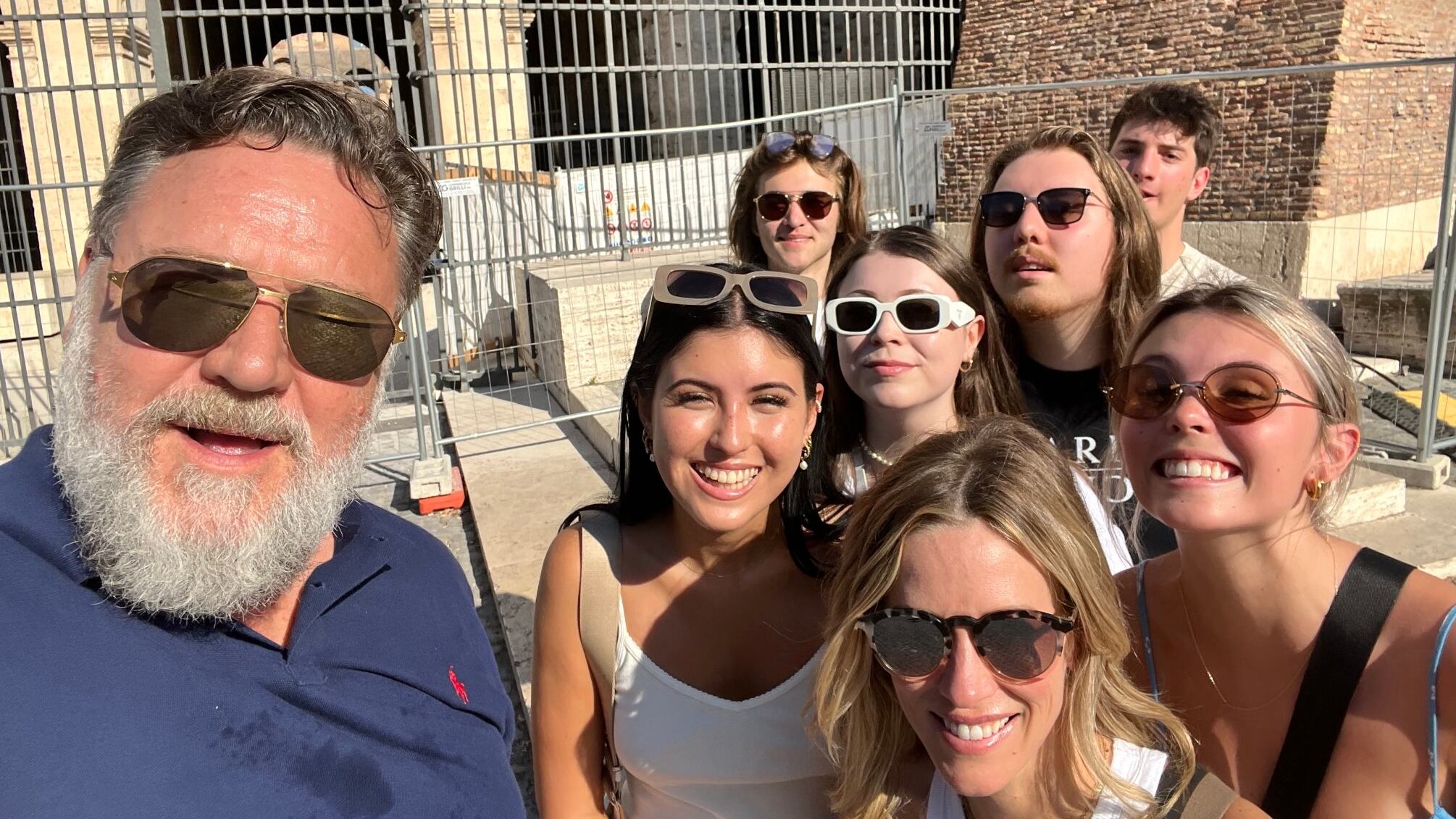 En este mes de julio la mega estrella de Hollywood, Russell Crowe, quien se ganó un Oscar con la película Gladiador, visitó la Capilla Sixtina en Italia junto a su familia