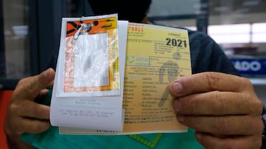 Marchamo 2024: ¿Le pueden hacer un parte si pega el nuevo sticker y quita el viejo?