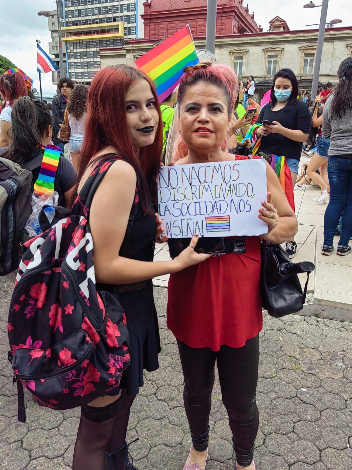 La Marcha de la Diversidad 2022 se vivió en Costa Rica el 26 de junio. Arrancó en el Parque Central y cerró en La Sabana, hubo concierto con Paulina Rubio en el Estadio Nacional. En la foto, Yerlin Amador, vecina de La Aurora de Alajuelita, quien estaba con su hija Dariana Amador.