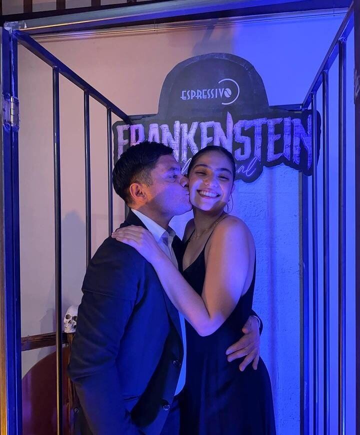 Hija del periodista Yashin Quesada brilla en el teatro