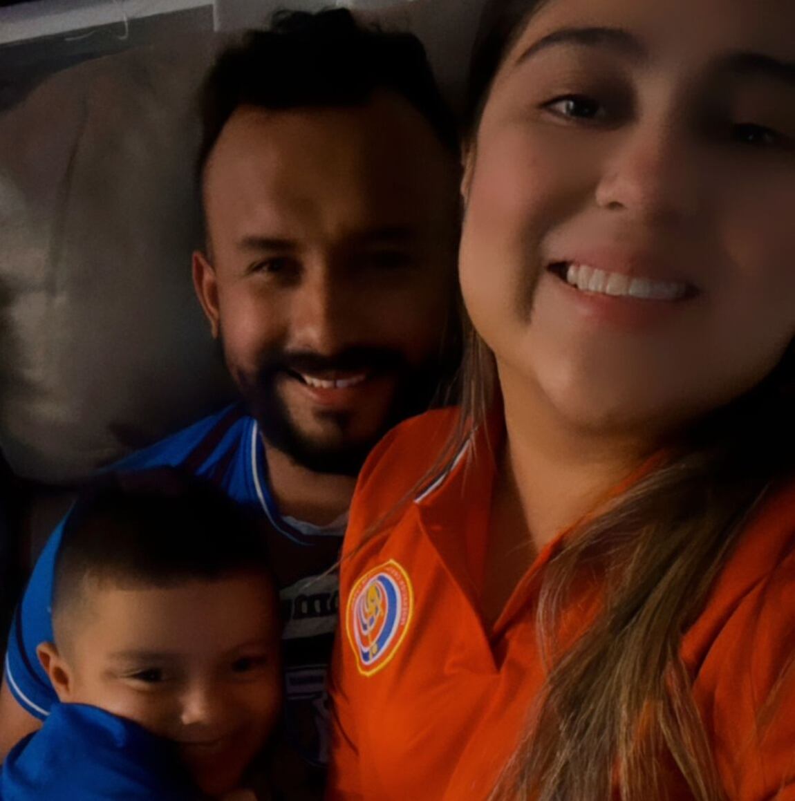 Sebastián González y su familia
pequeño se cambia de equipo en medio partido