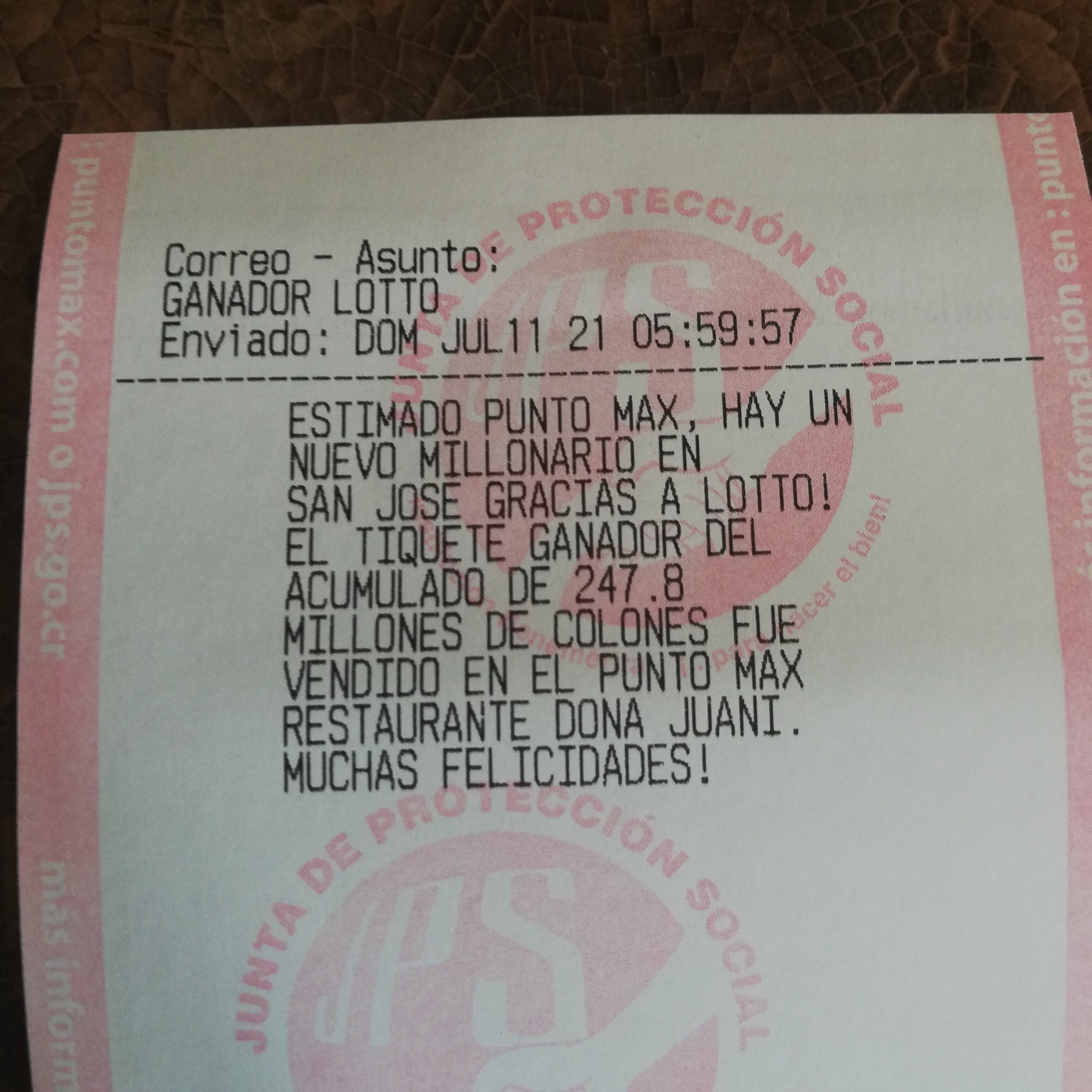 En el Restaurante Doña Juani, frente a la muni de San José, se vendió el pasado 10 de junio el lotto que un día después le dio 247,8 millones de colones a una muchacha de 24 años que creyó que se había pegado solo diez mil colones, pero en el restaurante le dijeron que eran millones lo que había ganado.