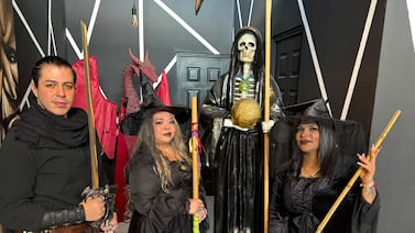 Brujas y brujos abren local que combina la buena comida y el café con el tarot y las limpias