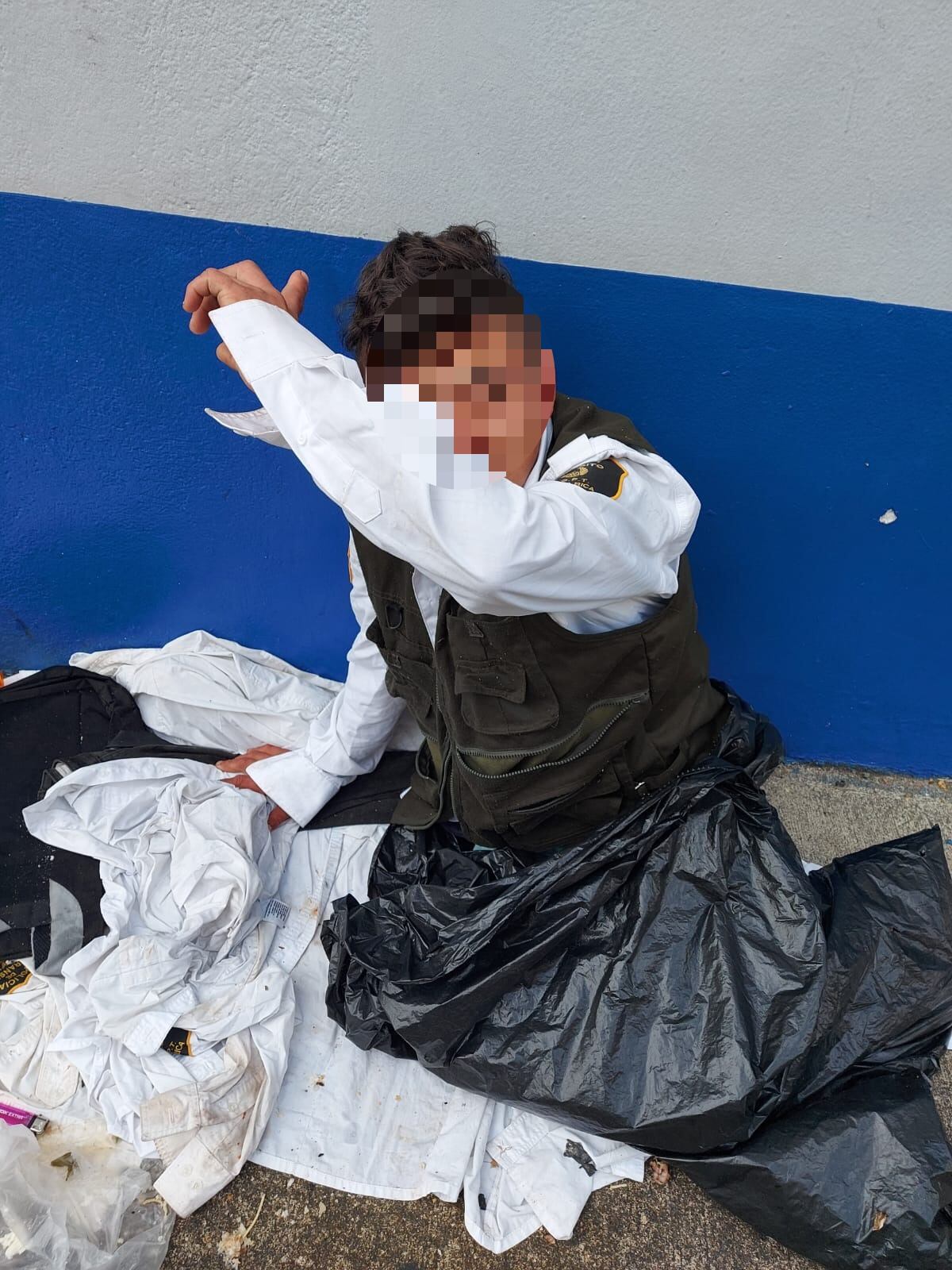 El indigente dijo que encontró las camisas tiradas en un basurero. Foto cortesía.