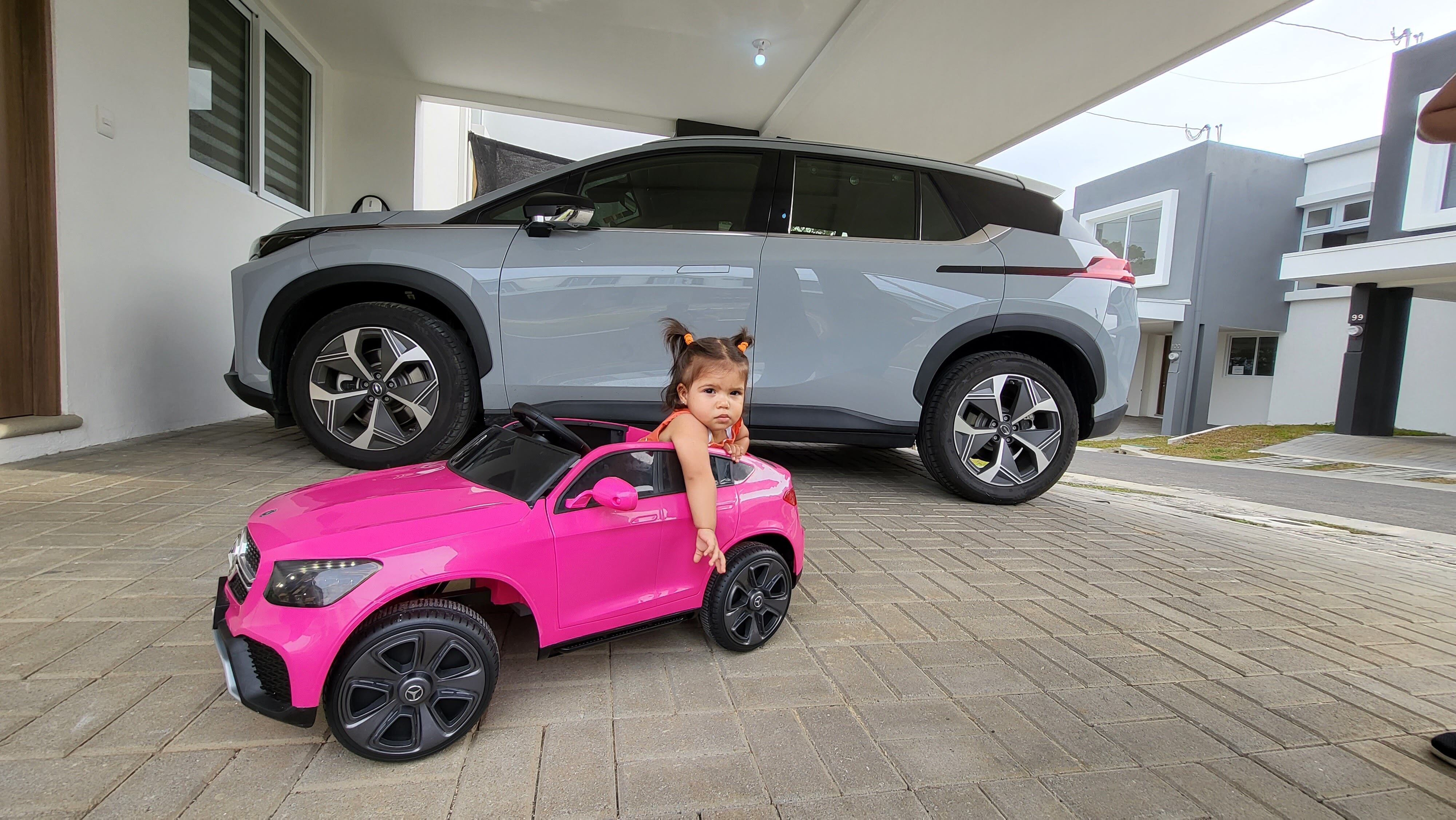 Aurora Murillo Hidalgo, tiene añito y medio, sus papás le regalaron un carrito eléctrico y no conocerá una gasolinera. En la foto, la mamá, Kristel Hidalgo y el papá, Oscar Murillo