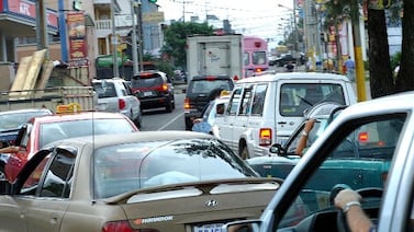 Bloqueo de universitarios agrava las presas en Heredia y la Policía intenta abrir un carril