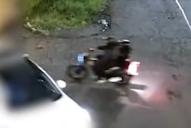 Lo atacaron casi en la puerta de su casa y los sospechosos dejaron pistas