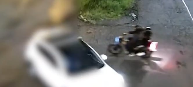 Dos hombres que viajaban en una motocicleta son buscados por agentes de la Sección de Homicidios del OIJ, como sospechosos de estar relacionados con el asesinato de un adolescente de 16 años, el 9 de junio del 2026. Foto: Captura de video