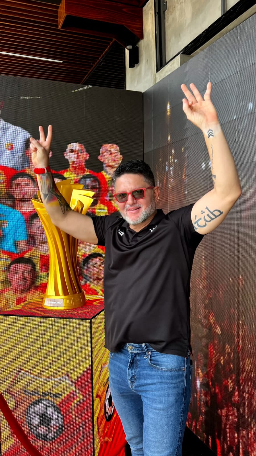Jafet Soto haciendo el 32 con sus manos