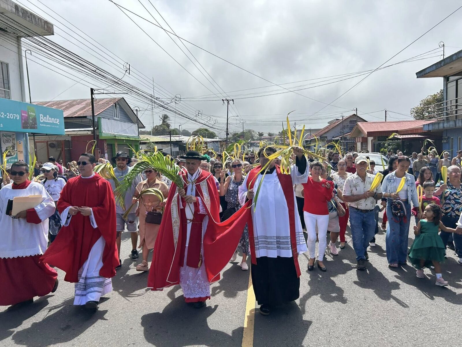 Domingo de Ramos, en la procesión de las palmas monseñor Manuel Eugenio Salazar, obispo de Tilarán-Liberia, al frente de procesión