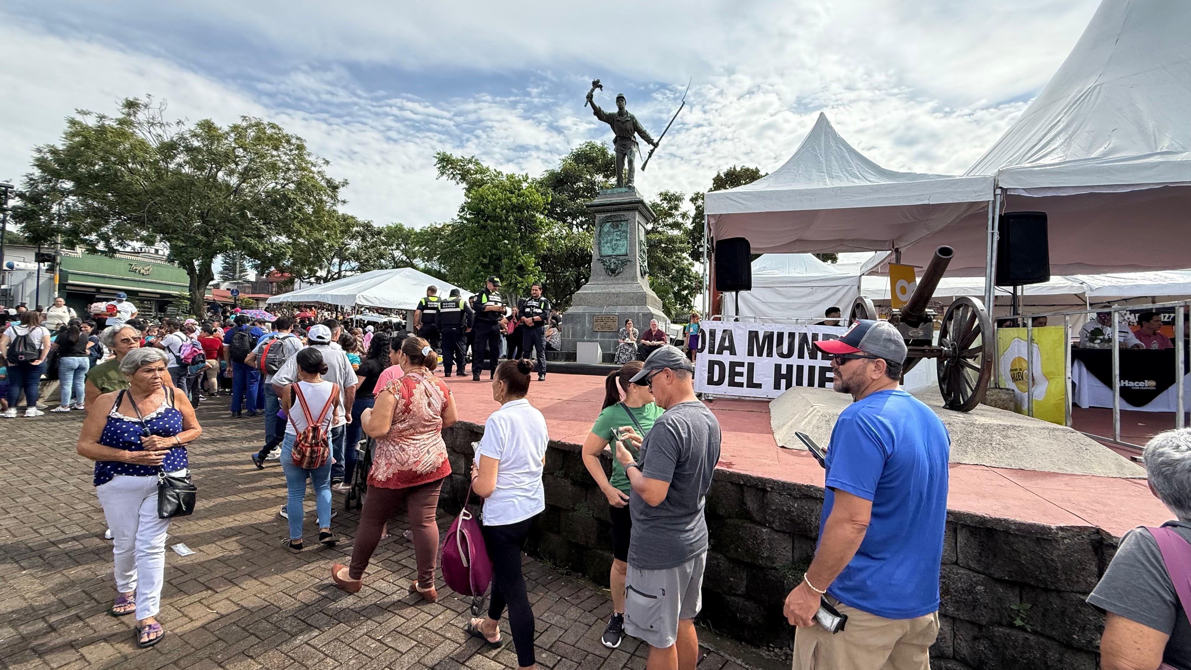 El Día Mundial del Huevo 2026 se celebró el viernes 9 de octubre, de 7:30 a. m. a 11:00 a. m., en el Parque Juan Santamaría, en Alajuela. Se repartieron más de 3.000 desayunos gratuitos, con los huevos como protagonistas.