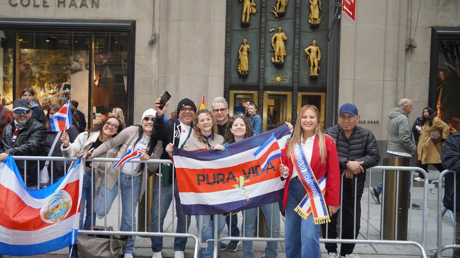 Más de 400 ticos desfilaron el 12 de octubre del 2025 en el Desfile de la Hispanidad sobe la Quinta Avenida de Nueva York.