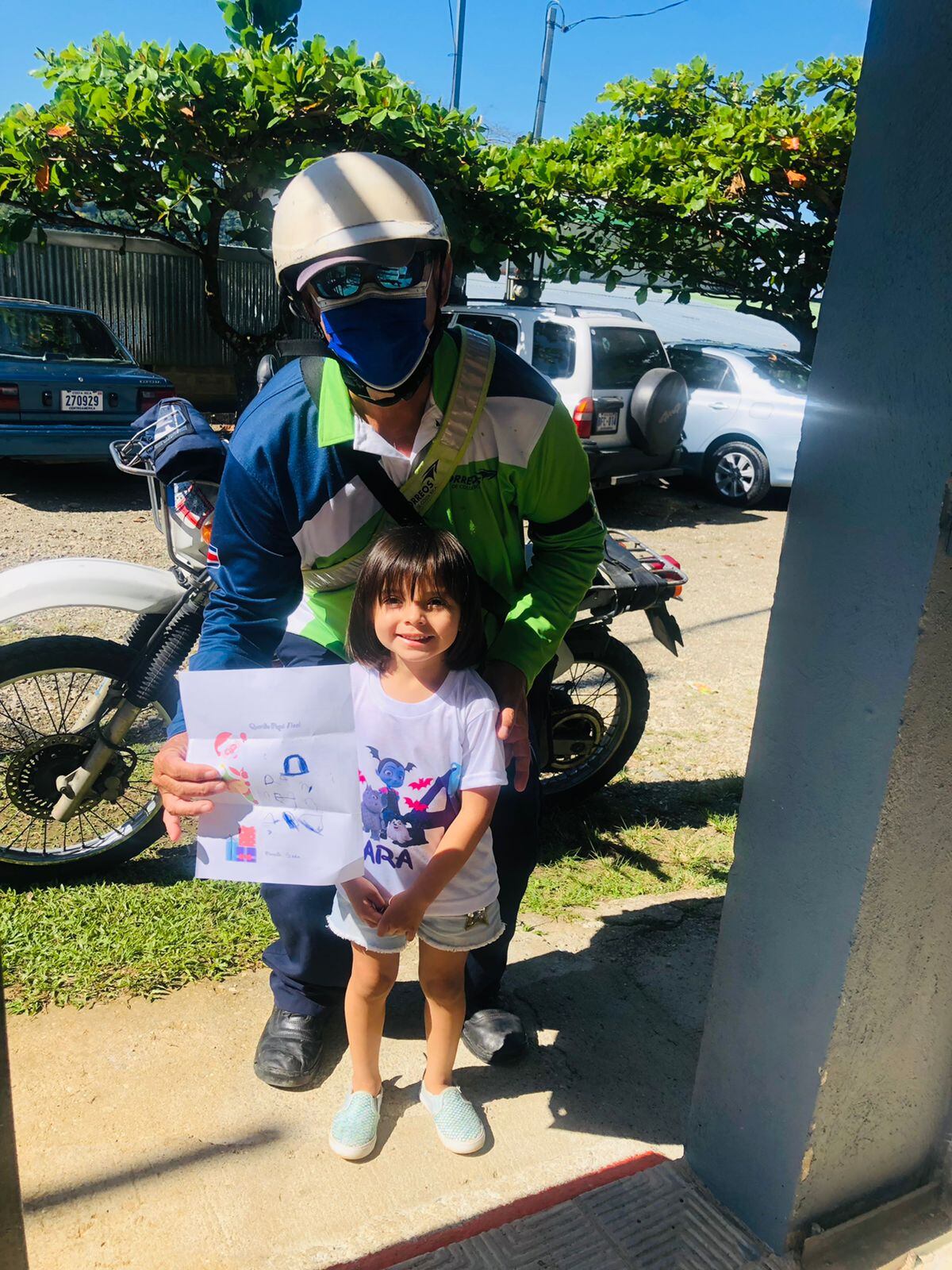 Treinta y cinco niños del Centro de Educación y Nutrición de Golfito (CEN-Golfito), cargados de ilusión y amor le hicieron una bella carta al Niñito Jesús y a Santa, con el fin de recibir regalitos esta Navidad. En la foto la niña Sara Fallas.