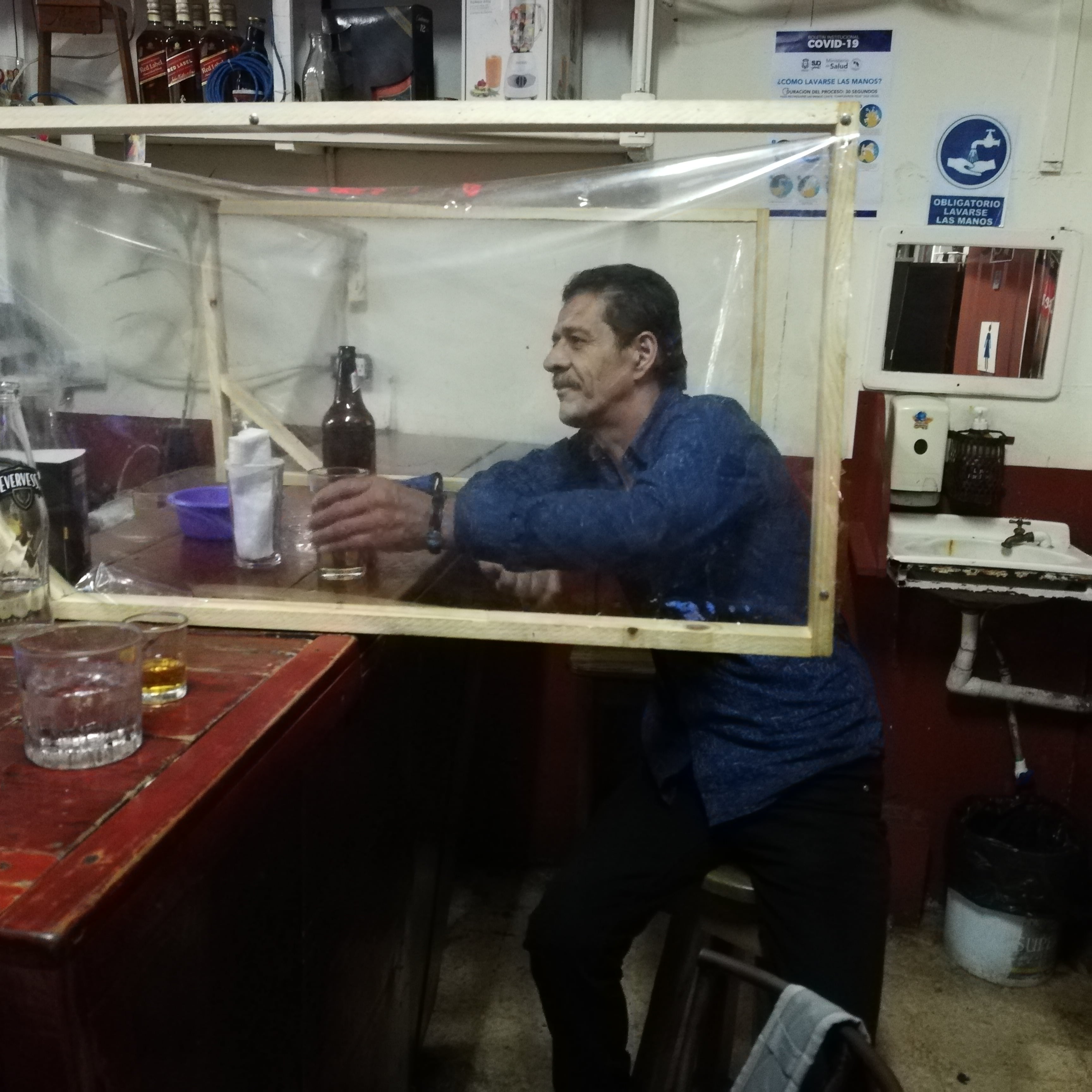 La Teja volvió, un año después de la reapertura de los bares al bar Milano, propiedad de don José Alexis Mora, para ver cómo la vivió en el último año en medio de la pandemia, la restricción vehicular sanitaria y los protocolos higiénicos