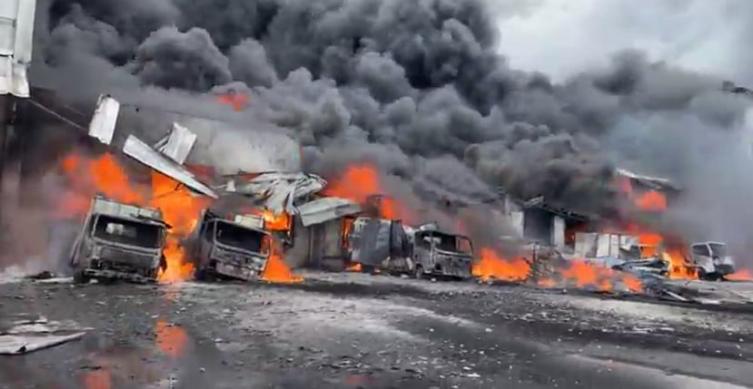 Incendio en bodegas en Desamparados.