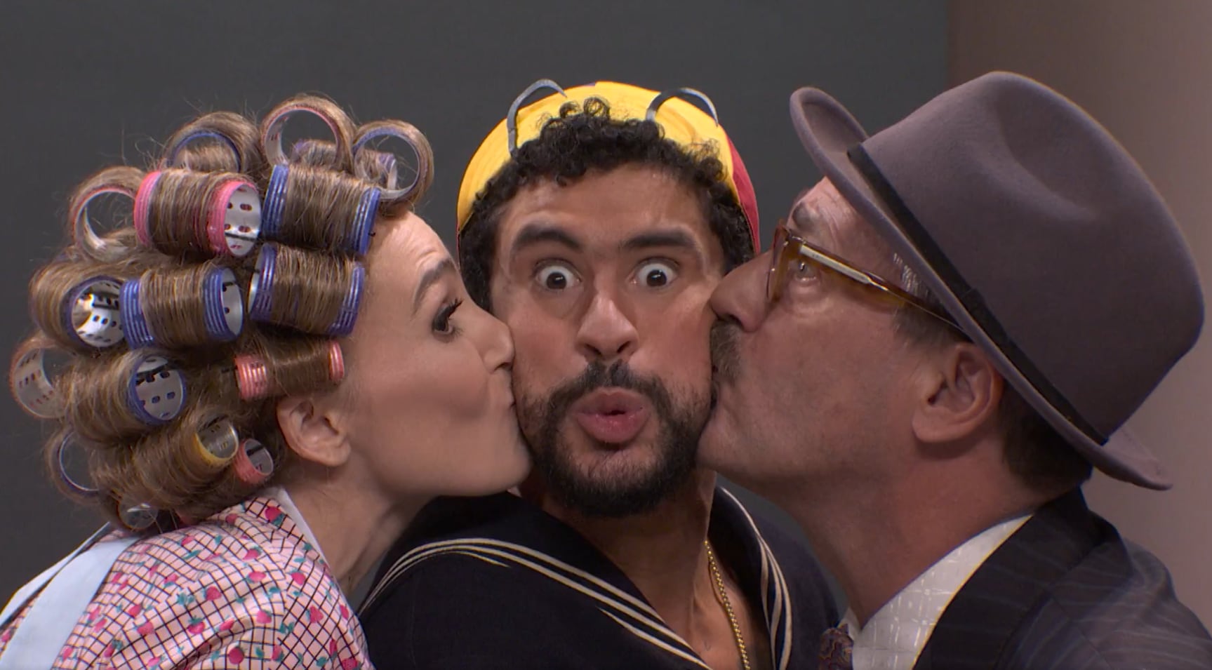 Bad Bunny junto a Chloe Fineman (Doña Florinda) y Jon Hamm (Profesor Jirafales) durante el 'sketch' de 'El chavo del 8' en SNL.