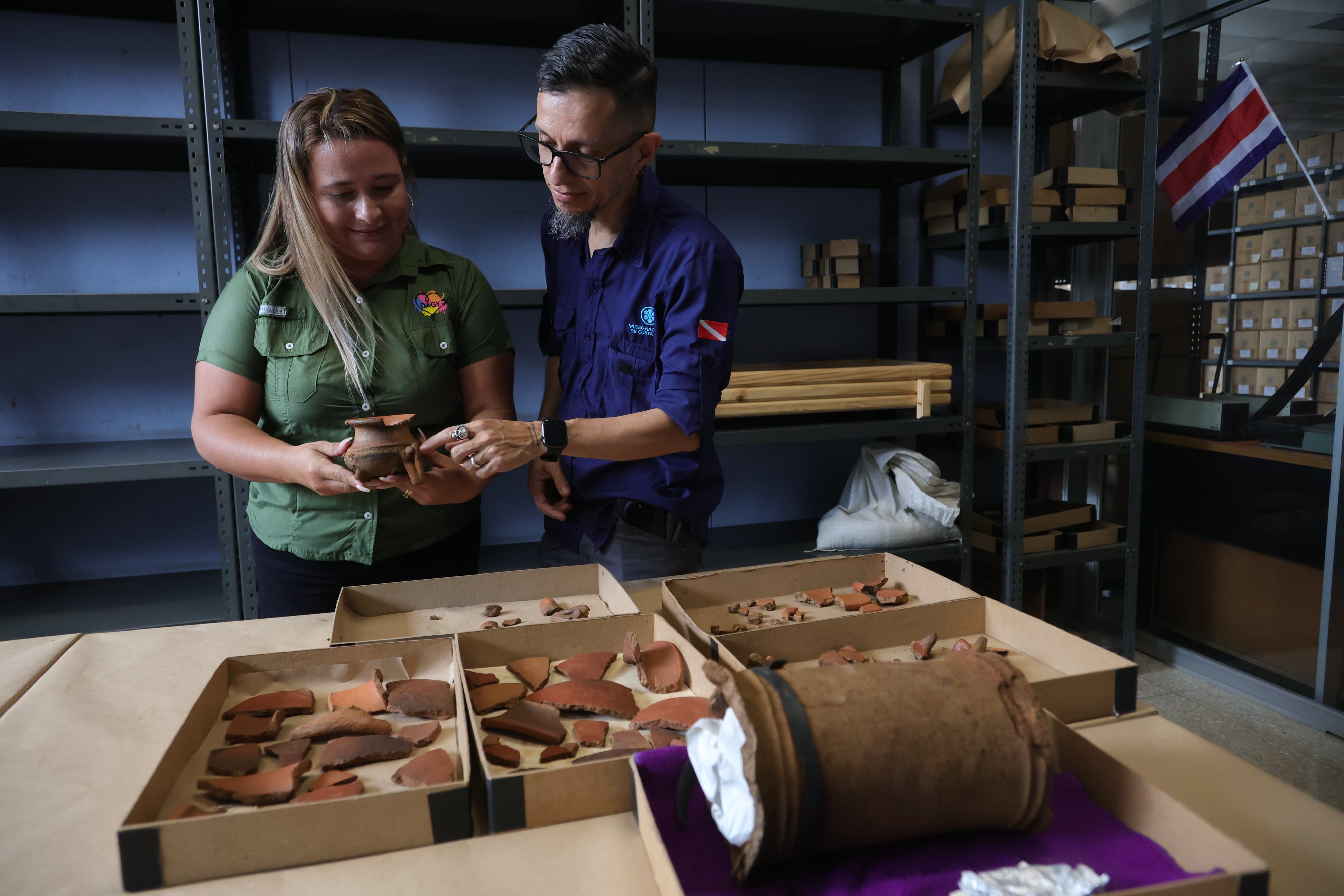 fotos de las piezas de cerámica que fueron encontradas en una construcción en Alajuela.