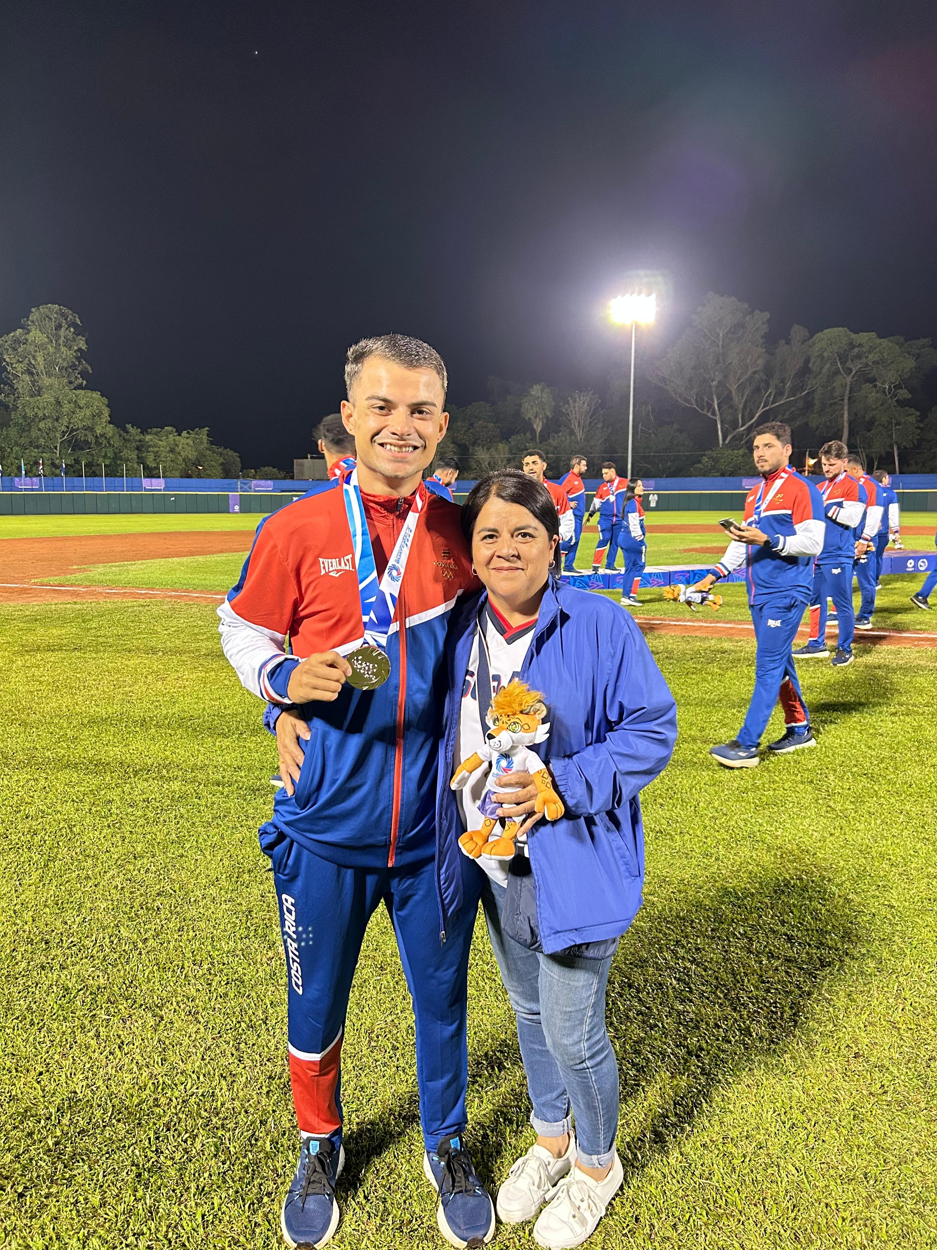 Fabián Cascante junto a su madre Kathia Roldán luego de recibir la medalla de plata para Costa Rica.