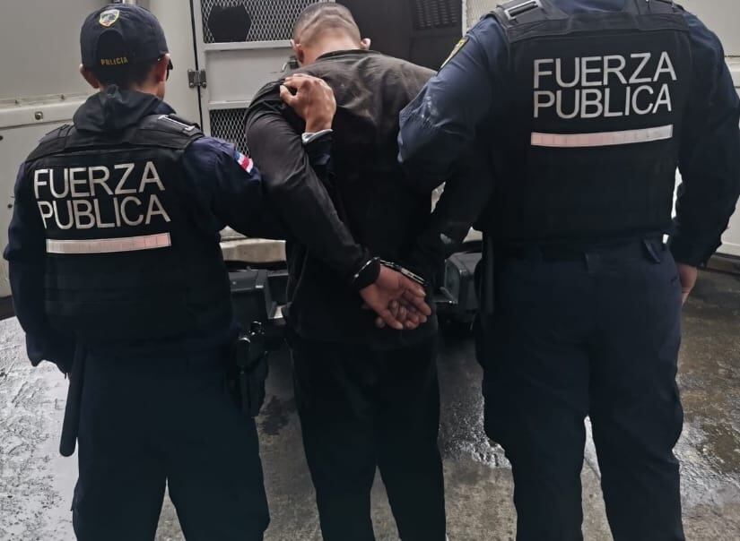 El sospechoso fue detenido por las autoridades en Alajuelita. Foto MSP.