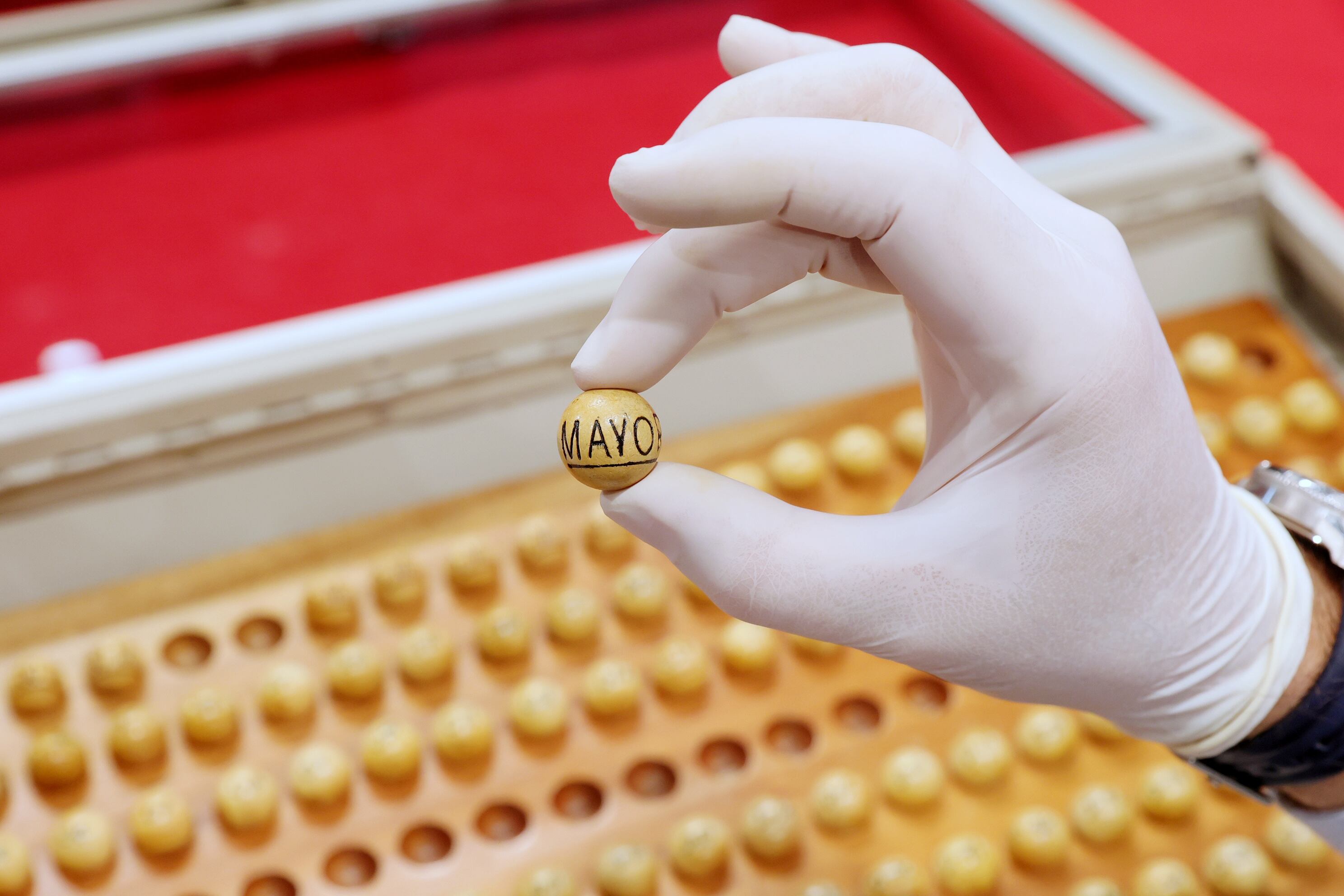 Funcionarios de la Junta de Protección Social JPS pesan las bolitas del sorteo del Gordo Navideño 2024