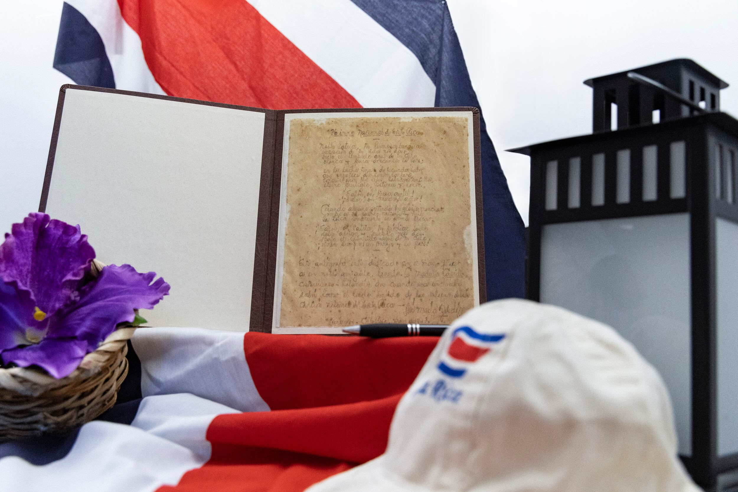 Con tremenda alegría, bombos y platillos, este jueves 27 de marzo el Archivo Nacional, nos ha confirmado una muy linda noticia, a nuestro amado Himno Nacional le apareció un “hermanastro” que a partir de hoy fue “reconocido” con todas las de la ley.
Para que el “hermanastro” pasara a ser ya oficial de todos los costarricenses, el pasado 25 de marzo se realizó la firma de un contrato de donación con la familia Maduro Gallardo. “El documento, que perteneció al señor Ernesto Levy Maduro Capriles, se custodió por la familia Maduro durante varias generaciones. Según indicó Ana Maduro Gallardo, esta pieza se generó gracias a un encuentro fortuito en Puntarenas entre su abuela y don José María Zeledón. 
“Durante esa reunión, Zeledón accedió a escribir la letra del Himno Nacional para su padre, acompañándola con una dedicatoria especial, la cual se guardó con esmero por la familia a lo largo del tiempo”, explica el Archivo Nacional.