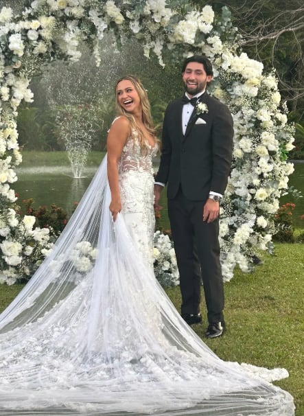 El jugador Aarón Salazar, de Liga Deportiva Alajuelense, se casó este 3 de enero con su pareja Carolina Carballo.