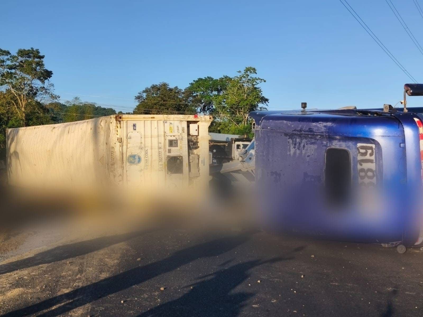 El tráiler se volcó en Limón 2000, sobre la ruta 32 y cobró la vida de dos trabajadores. Foto: Siquirres se informa