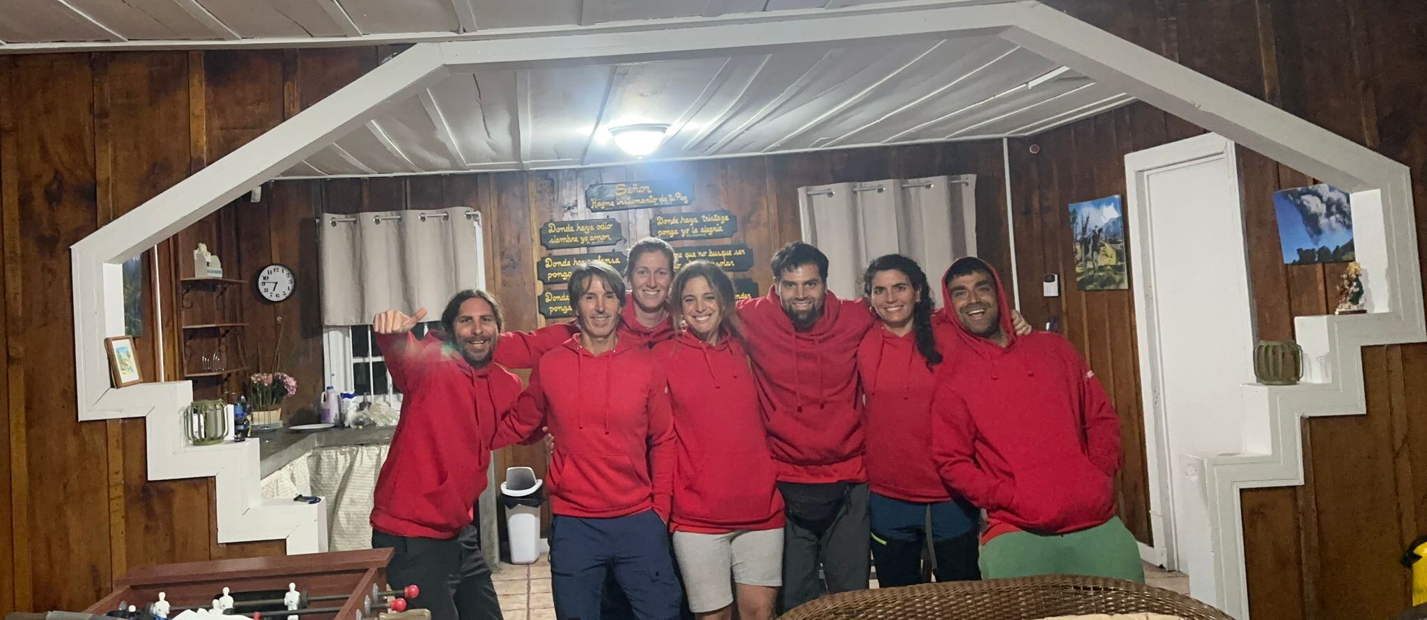 El costarricense Johan Aguilar junto al grupo de españoles que realizaban canyoning en las faldas del volcán Turrialba. Foto: Tomada de Fadmes