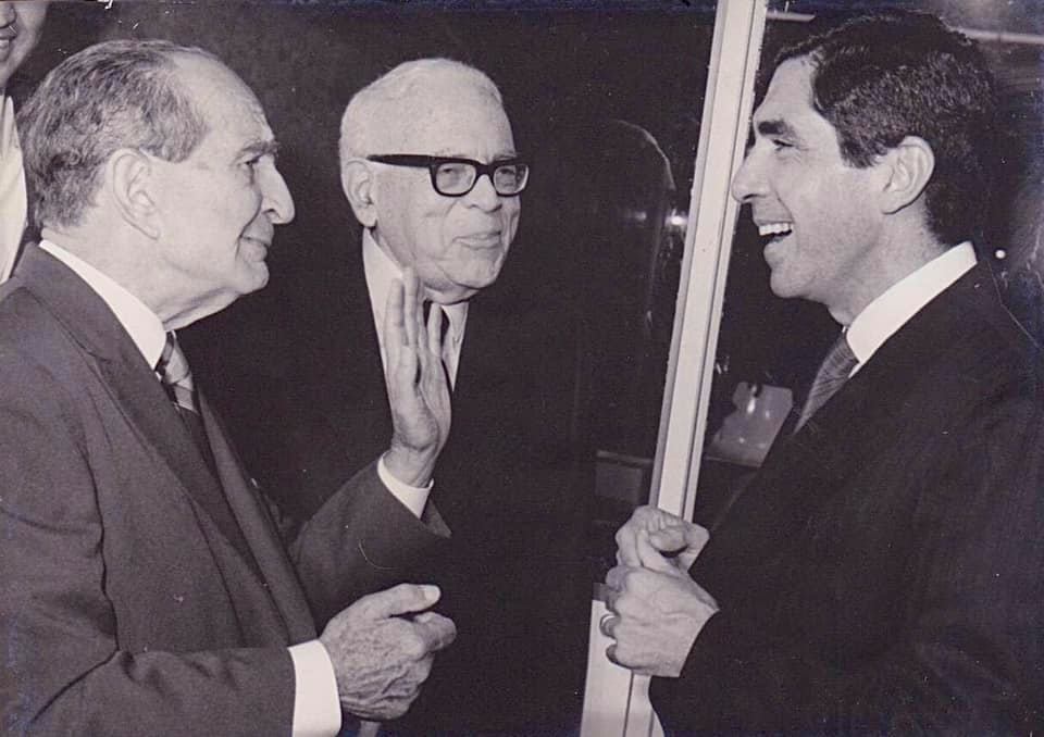 El expresidente Óscar Arias Sánchez, publicó una foto el 9 de noviembre del 2021, en la cual sale él junto a una niña, cuando fue presidente entre 1986 y 1990, pero no sabe quién es la niña y le gustaría encontrarla. En la foto con José Figueres Ferrer (izquierda) y Manuel Mora Valverde (centro).