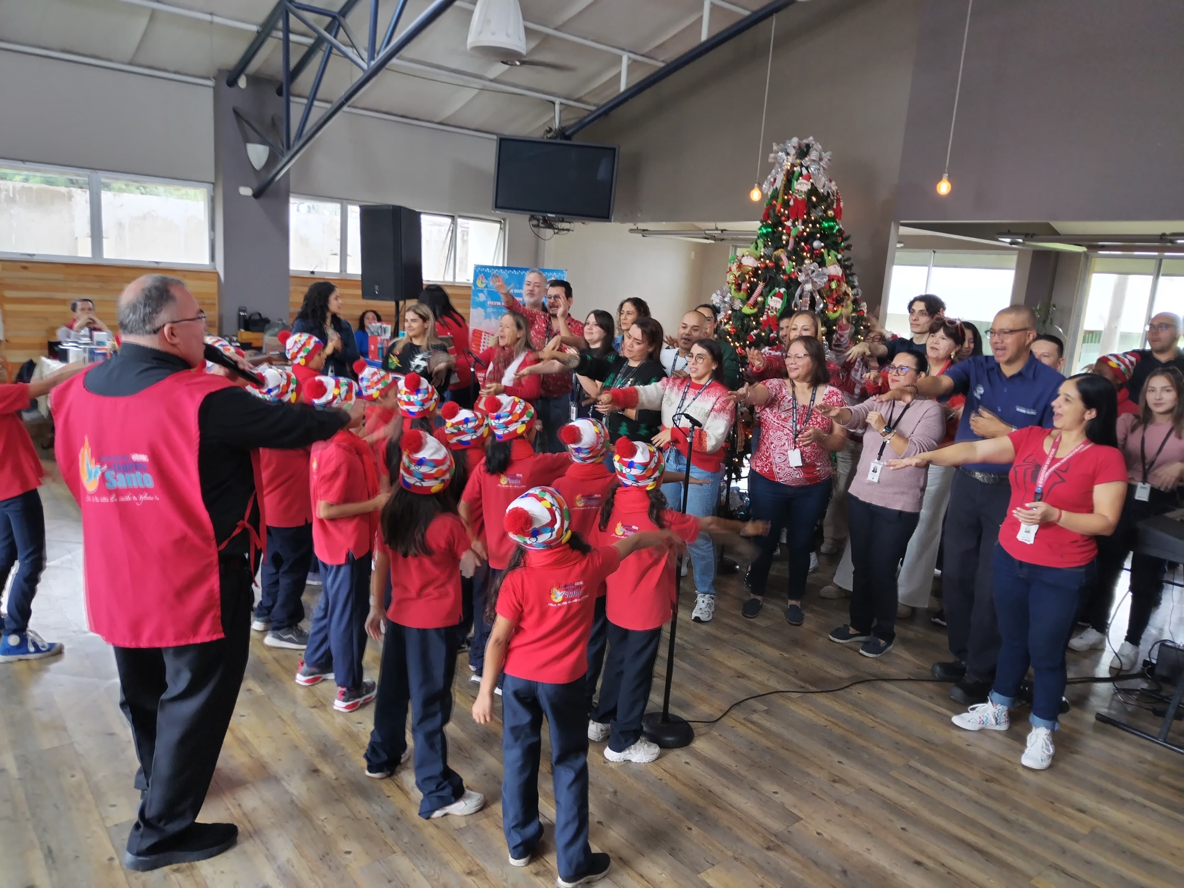 Este martes 3 de diciembre en Grupo Nación celebramos el inicio de la Navidad en medio de un ambiente de alegría, celebración, solidaridad, de la mano del coro de niños de Obras del Espíritu Santo y el amor que siempre le pone a todo lo que hace el padre Sergio Valverde