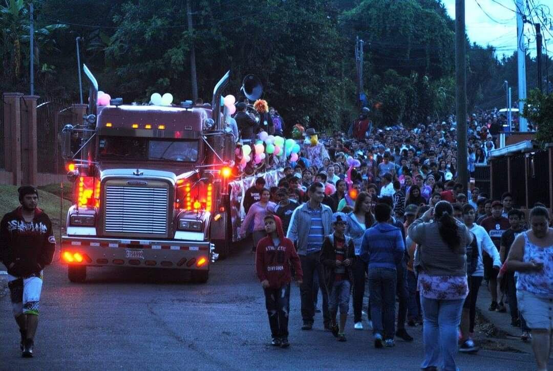 Mascaradas en San Roque de Grecia, una tradición que no falta en las fiestas patronales de esta comunidad.