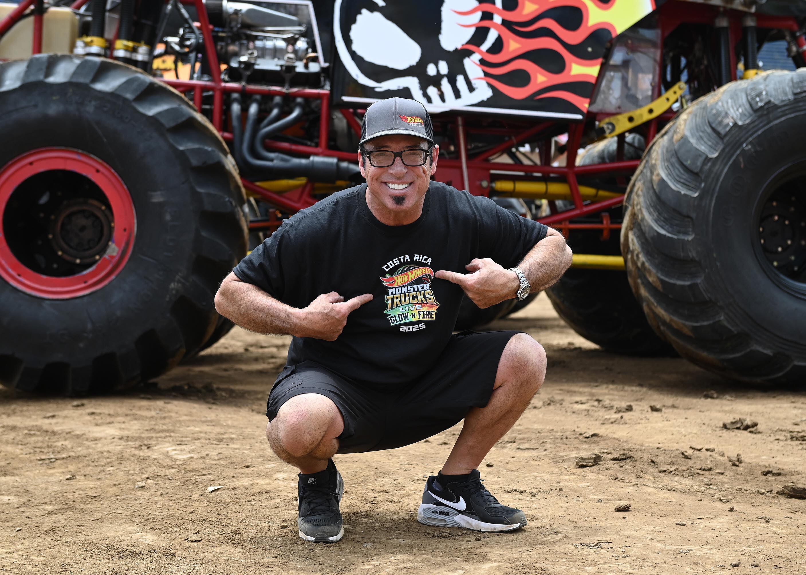 25 de abril del 2025. Estadio Nacional, La Sabana. 10:00 hrs. Preparativos para el show HotWheels Monster Trucks Glow and Fire en la gramilla del Estadio Nacional. Maquinaria pesada realiza movimientos de tierra creando las rampas que los pilotos de monster trucks usarán durante los diferentes shows que ofreceran los días viernes, sábado y domingo de abril.  En la foto: Algunos pilotos fueron entrevistados y se documentaron detalles de los vehículos y de los trabajos que realiza la maquinaria pesada. El Danny CR posa para la foto. Foto: Albert Marín. para la Teja.