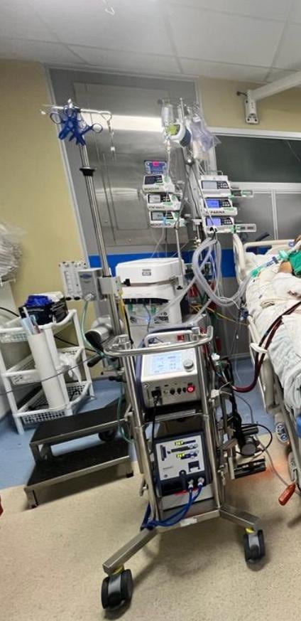Equipo de última generación que es una de las terapias más modernas para oxigenar la sangre por membrana extracorpórea (ECMO por sus siglas en inglés).