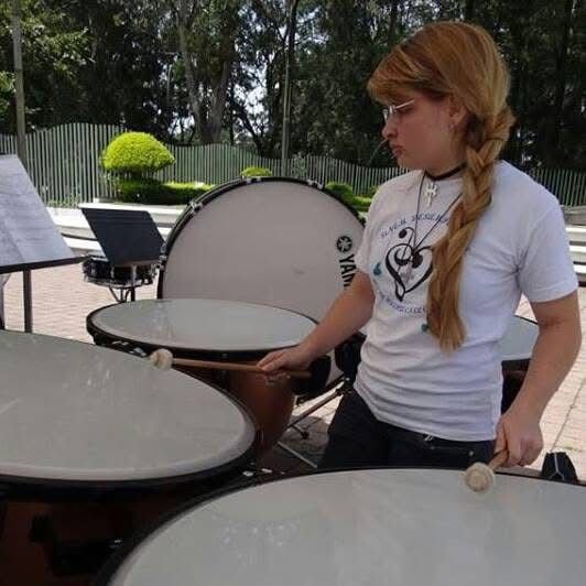 Ana Solano Villalobos, tiene 28 años, y hoy está a las puertas de uno de los logros más grandes que un percusionista puede soñar: representar a Costa Rica en el World Percussion Group 2026, el evento de percusión más prestigioso del planeta, es un mundial de percusión y ella sí clasificó.