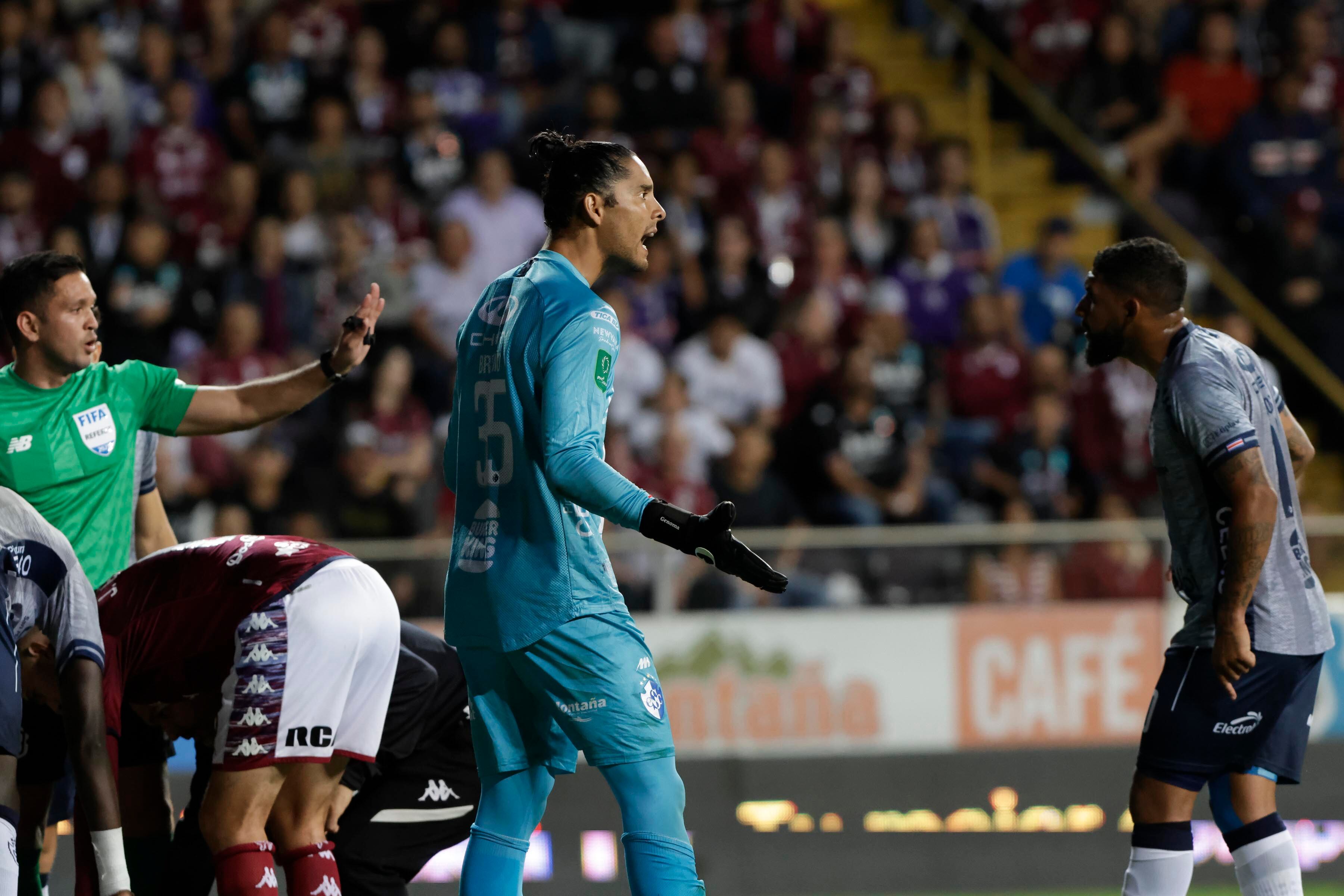 09/12/2023. Estadio Ricardo Saprissa Aymá, Tibás. Hora: 08:00 p.m. Partido de vuelta de la semifinal del Torneo de Apertura 2023 disputado entre el Deportivo Saprissa y el Club Sport Cartaginés en el Estadio Ricardo Saprissa Aymá, Tibás. Fotos: Mayela López