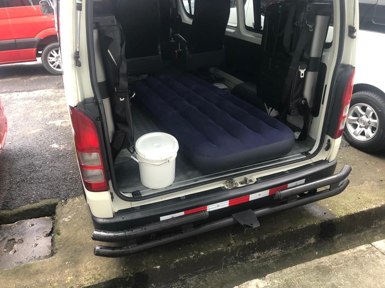 Los transportistas de turismo, desde las 6:30 de la mañana de este miércoles 25 de noviembre, están acampando en las afueras del ministerio de Obras Públicas y Transportes a la espera de ser atendidos por el ministro Rodolfo Méndez.