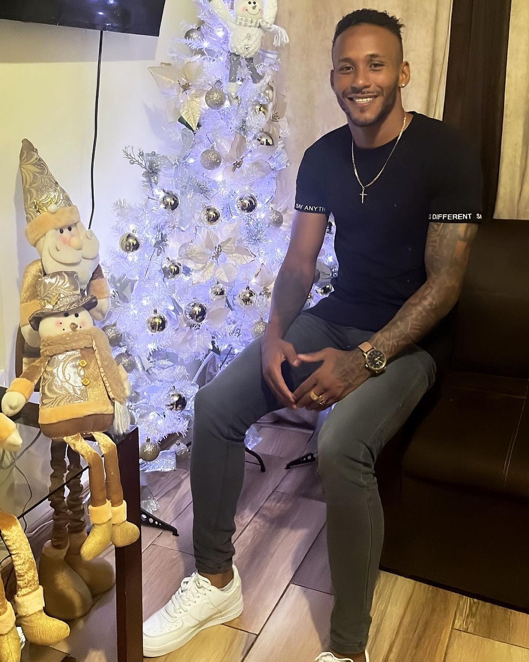 futbolista Jeikel Venegas y la modelo Melania Villalta.