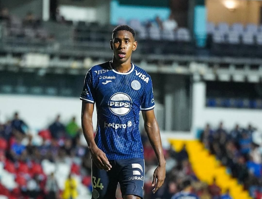 Giancarlo Sacaza calentó la semi de vuelta ante la Liga.