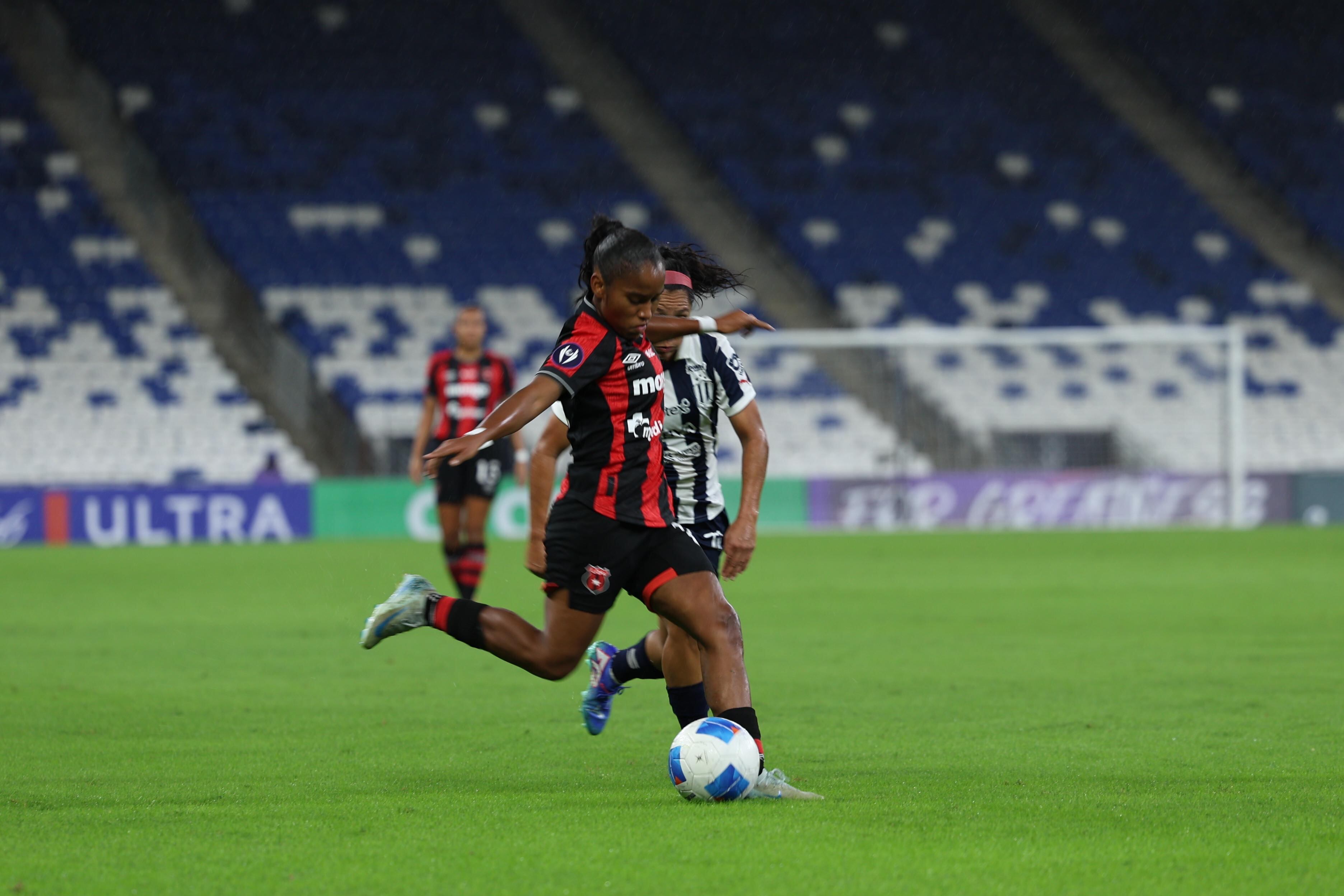 Sheika Scott realiza un trabajo importante en el partido Monterrey vs. Liga Deportiva Alajuelense en México, en la Copa de Campeones W de Concacaf.