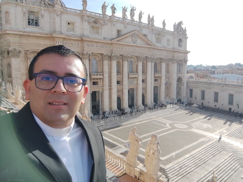 El padre Édgar Brenes quien nació en Pejibaye de Cartago, es parte del equipo de colaboradores que ayudarán durante la misa del funeral del papa emérito Benedicto XVI el próximo jueves 5 de enero.