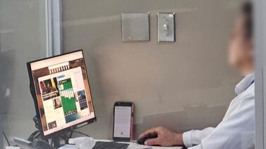 Usuario del hospital de Heredia se quejó de funcionario por alzarle la voz y por jugar Solitario en la computadora del centro médico