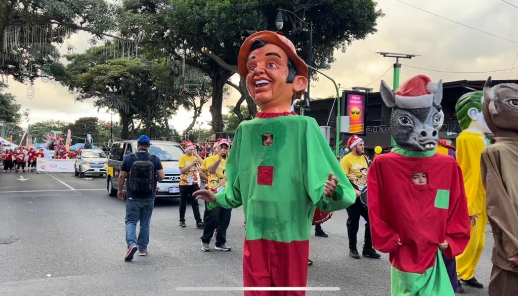 Así se vive el pasacalles previo al Festival de la Luz.