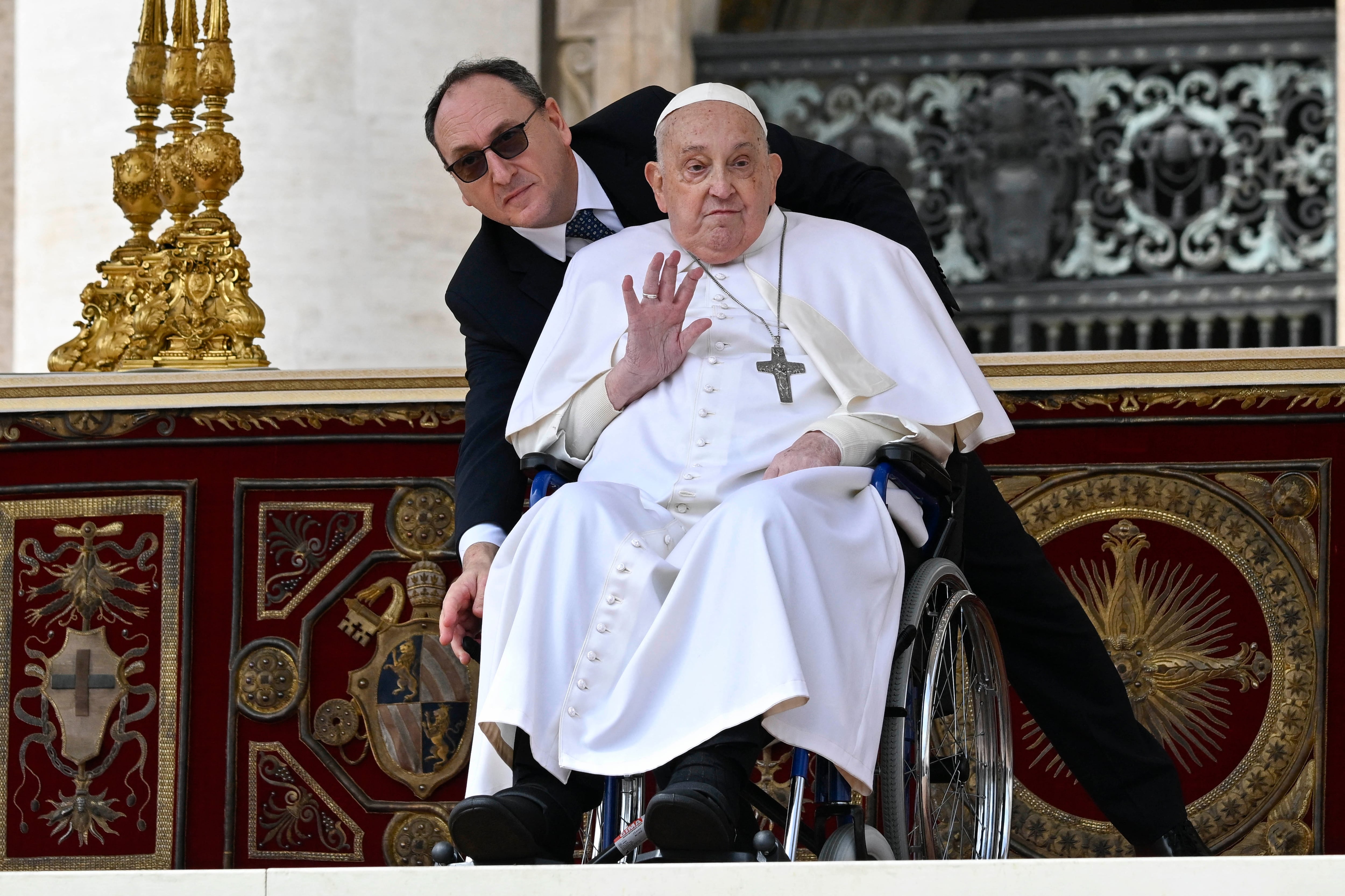 Imagen tomada y distribuida el 13 de abril de 2025 por The Vatican Media, del Papa Francisco durante una aparición sorpresa al final de la misa del Domingo de Ramos en el Vaticano. Con él, Massimiliano Strappetti, su asistente y enfermero personal. Una semana después, el papa Francisco volvería una última vez allí. Fotografía: