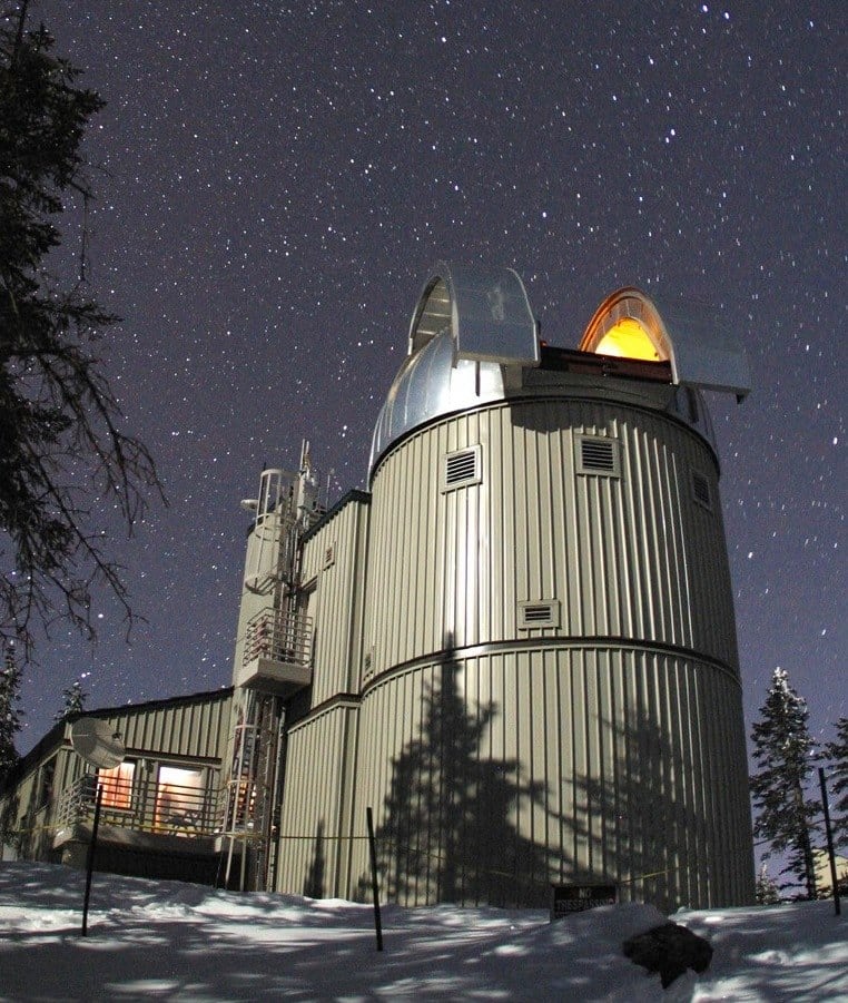 La agencia de noticias católicas, ACIprensa, confirmó que el Observatorio Astronómico del papa, al Specola Vaticana, o sea, el Observatorio Vaticano, está concentrado en la búsqueda científica más allá del planeta Tierra, incluso, más allá del sistema solar