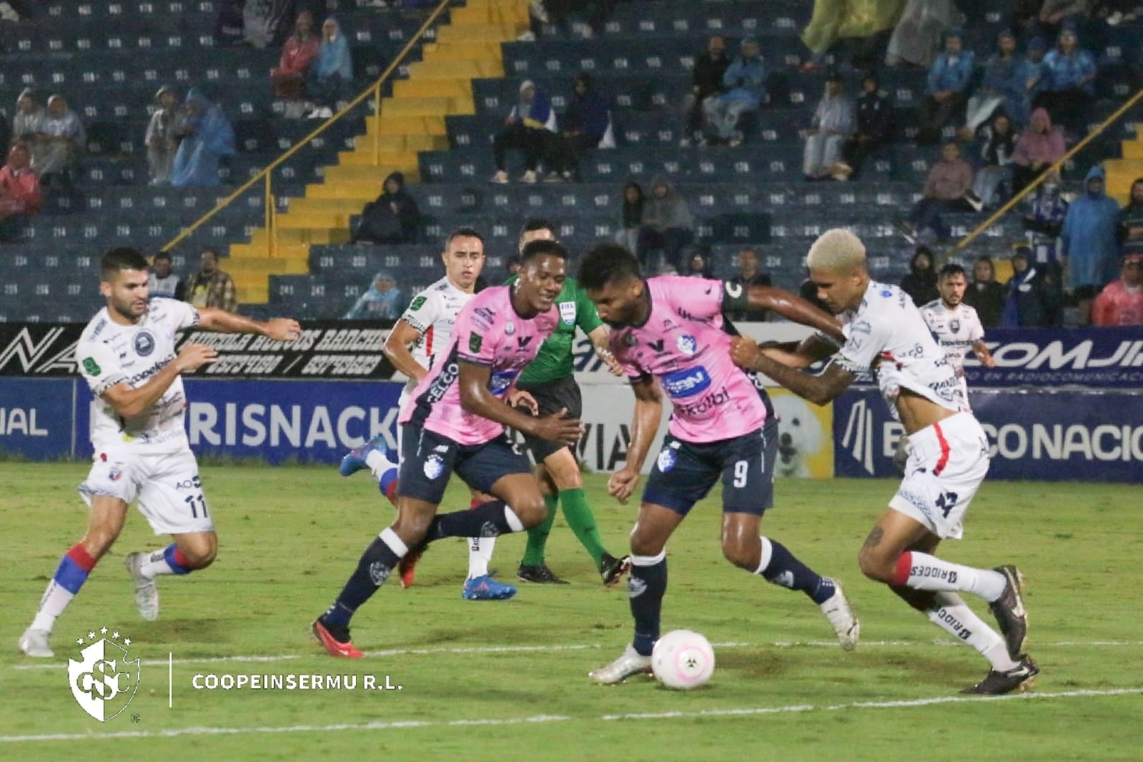 Marcel Hernández (con balón) y Justin Daly (atrás) generaron peligro para el Cartaginés y mantuvieron ocupados a los defensas de San Carlos, en la fecha 15 del Apertura 2023.