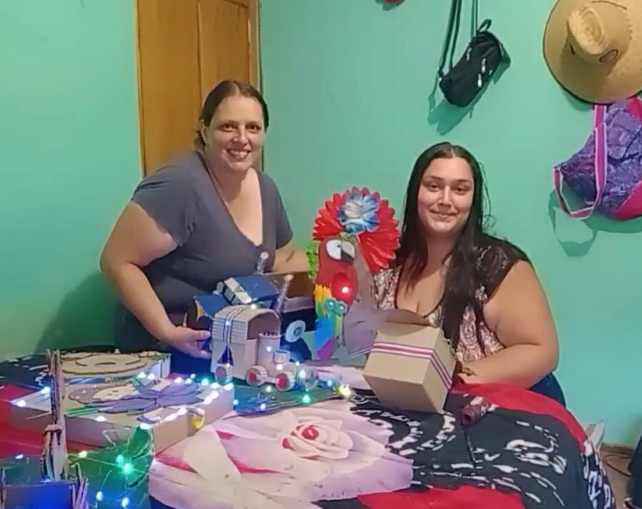 Doña Maricela Leitón hace faroles, pero su sueño de sacar sexto grado la hizo parar este año y por eso su hija, Verónica Angulo, le ayudará con los encargos