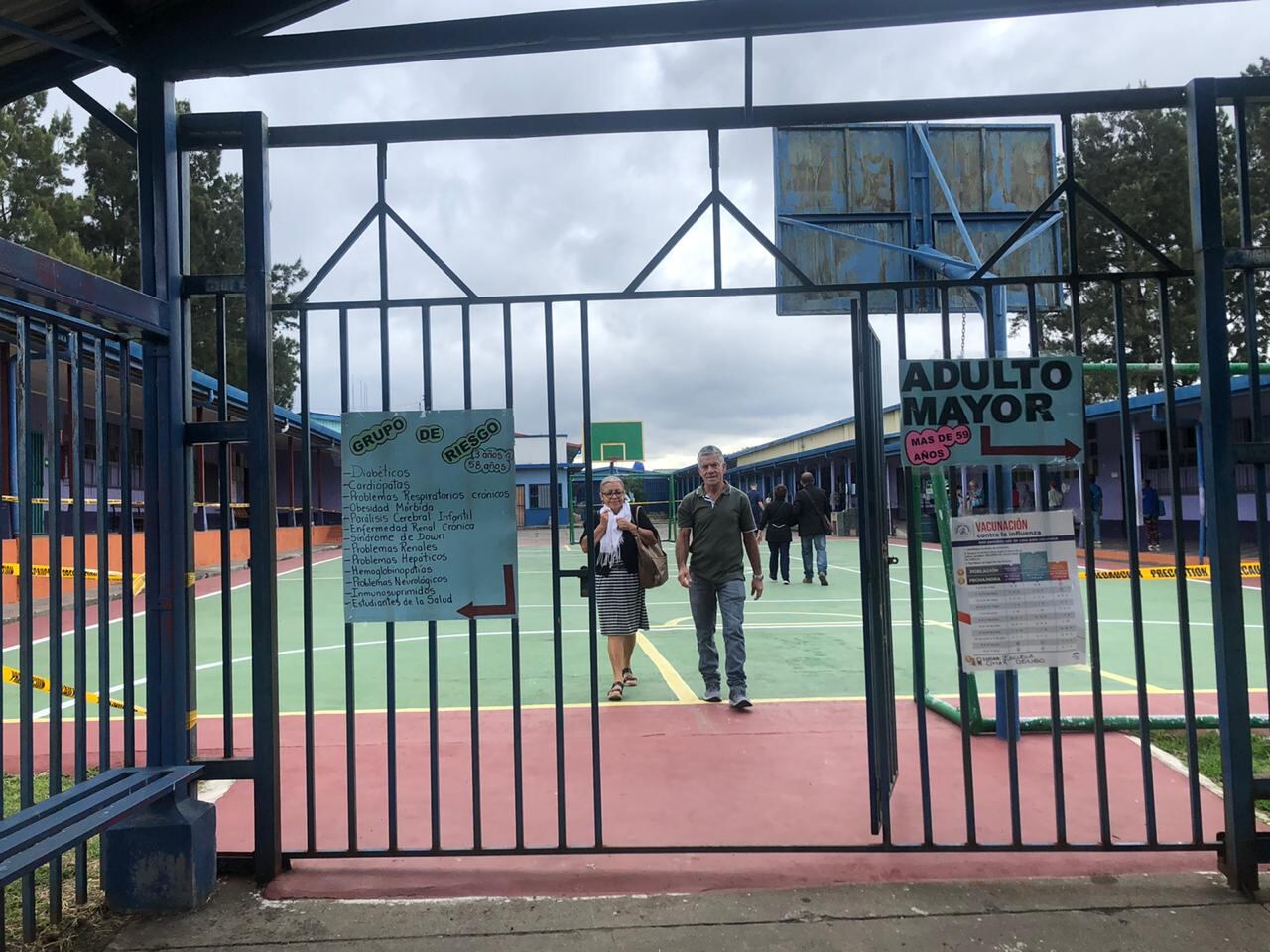 Arranca campaña de vacunación contra la influenza con la mente puesta en el coronavirus. Lavado de manos y estricto distanciamiento se respetó al máximo en clínica Moreno Cañas de barrio Cuba.