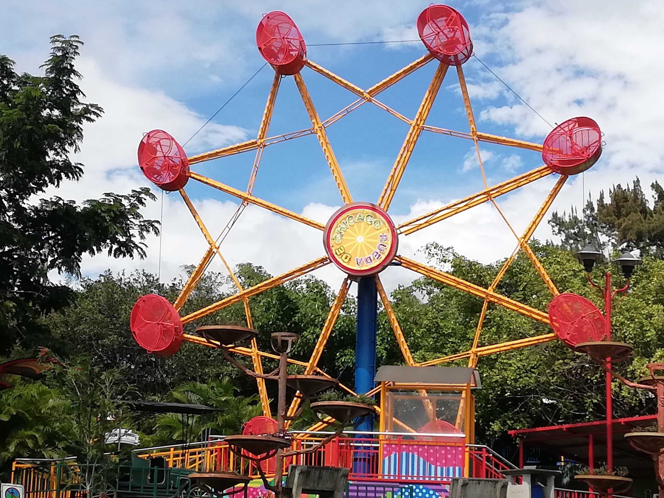 El 1 de diciembre, y después de 20 meses cerrado por la pandemia, el Parque Nacional de Diversiones reabre sus puertas al público, bajo estrictos protocolos higiénicos; el 17 de noviembre los visitamos para ver los avances en la puesta a punto de las 30 atracciones.